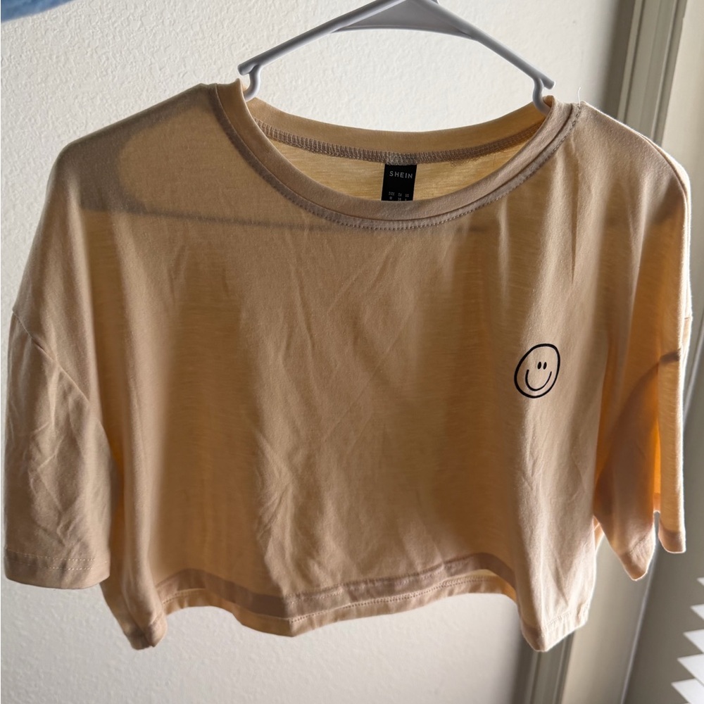 SHEIN Cream Smiley Face Cropped Tee